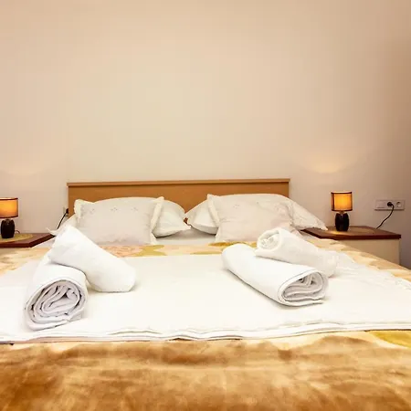 River House With Jacuzzi 게스트하우스 4*