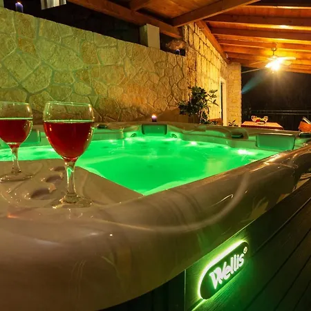 River House With Jacuzzi 게스트하우스 4*